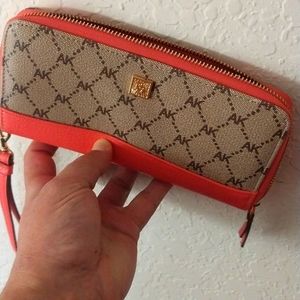 womens wristlet